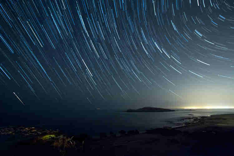 ...se quedó mirando la noche estrellada que pendía del universo...