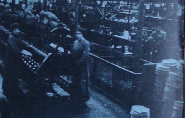 Mujeres obreras vascas en la fabrica de boinas Elosegi de Tolosa