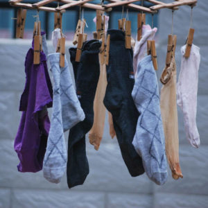 ¿Por qué los pares de calcetines no son de colores distintos?