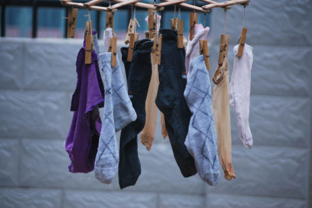 ¿Por qué los pares de calcetines no son de colores distintos?