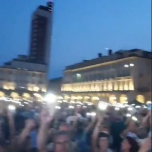 El rechazo a la inyección genotrónica ARNm logra aunar a los antivacunas y los provacunas en un frente popular internacional nuremberguiano