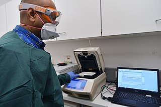 Los tests PCR han servido a los tecnomalthusianos para elaborar bases de datos robotizadoras masivas con la información genómica expropiada a las poblaciones