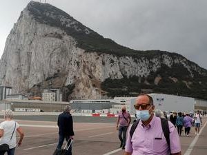 Gibraltar, – con el 99% de las personas ya vacuenvenenadas con las genotrónicas -, cancela las fiestas navideñas “por auge del  Covid”.