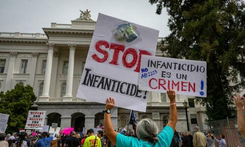 Manifestantes californianos protestan contra el proyecto de ley sobre infanticidio