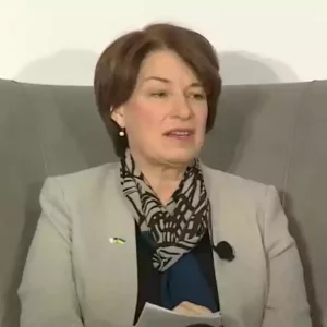 La senadora Klobuchar se niega a responder si el proyecto de ley de “desinformación” prohibirá decir “solo hay dos sexos”